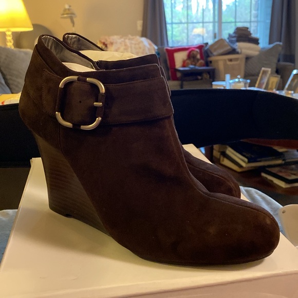 NIB Banana Republic Camry Suede Boots, Size 9.5, Brown - Picture 3 of 8